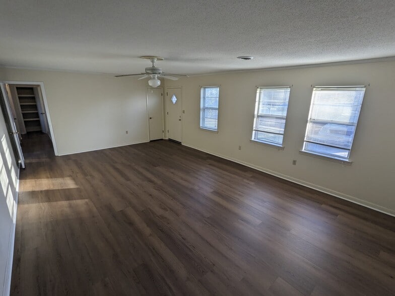 Large Living Rm1 - 416 Thacker Loop