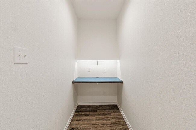 Building Photo - 1402 Courtney Pl