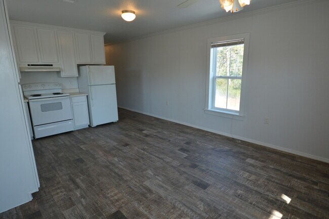 Building Photo - AVAILABLE 6/10/26 Adorable 2 bedroom cottage available long term off 30A! Huge screened in porch ...