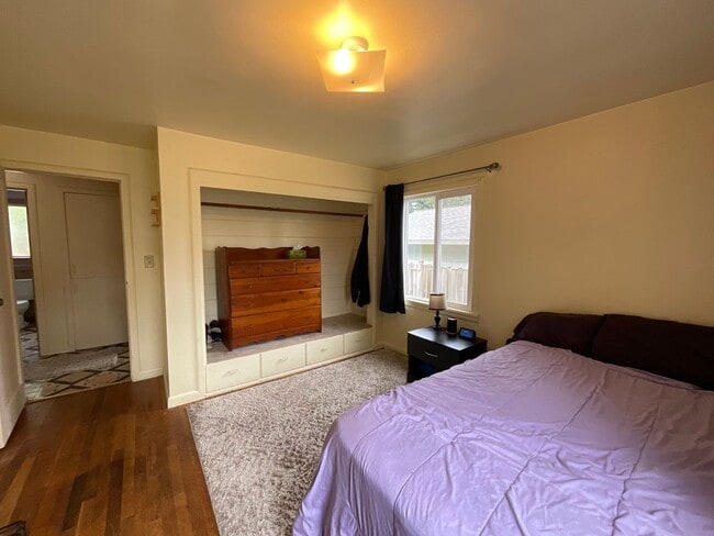 Building Photo - Great 2 Bedroom 1 Bath Home Near the Heart of Shelton