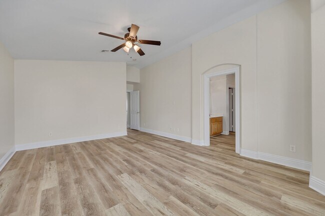 Building Photo - Gorgeous home with new flooring throughout and a Community Pool!