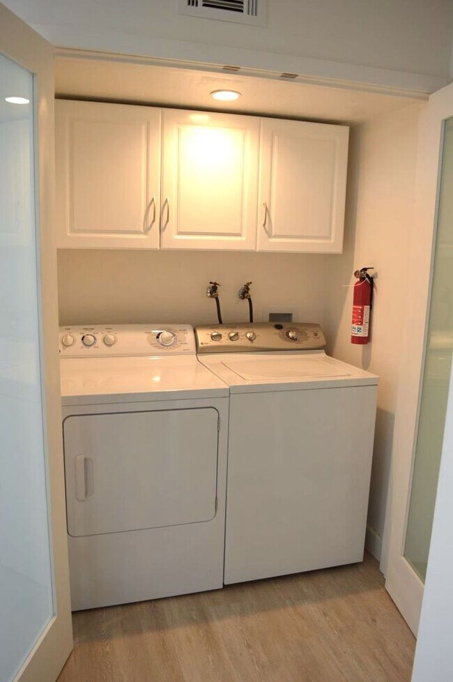 Building Photo - Crest23-25