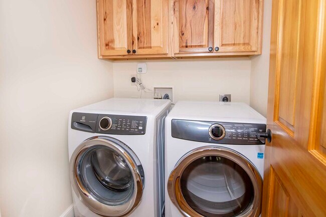 Building Photo - 39 MERRITT Ave