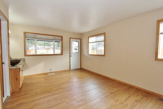 Building Photo - Fantastic Private Oasis in South East Boise!! 6 Month Lease!!