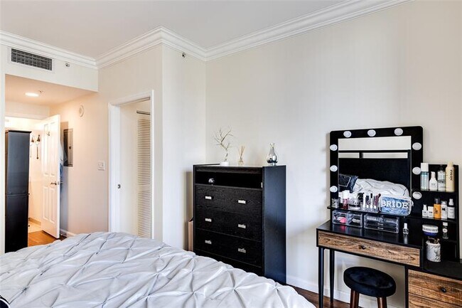 Building Photo - 511 SE 5 Ave