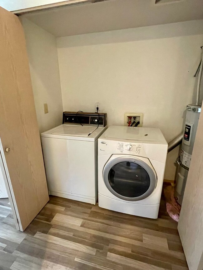 Building Photo - Top Floor 2 Bed 1 Bath Apartment