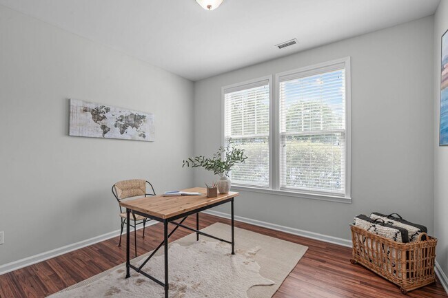 Building Photo - Stylish 2BR+Office (Optional 3rd Bedroom),...
