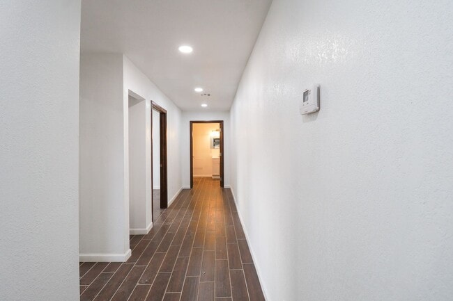 Building Photo - 4 Bed | 2 Bath in East Tulsa!