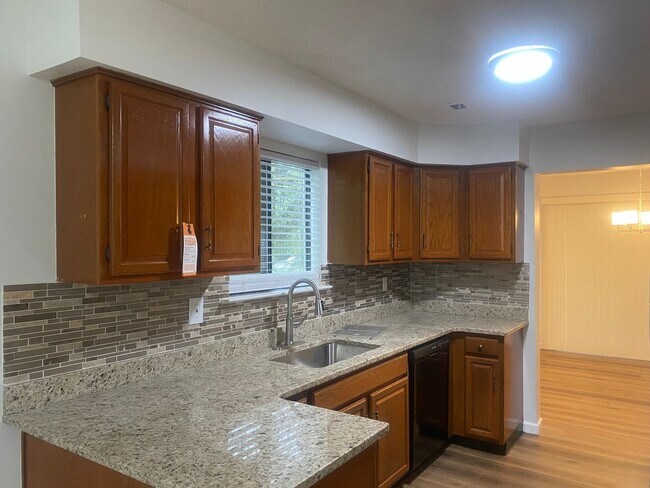 Building Photo - Charming 3BR Townhome in Plainsboro