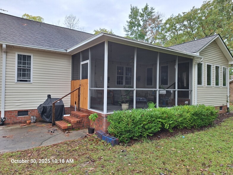 Building Photo - 6313 Cardinal Dr