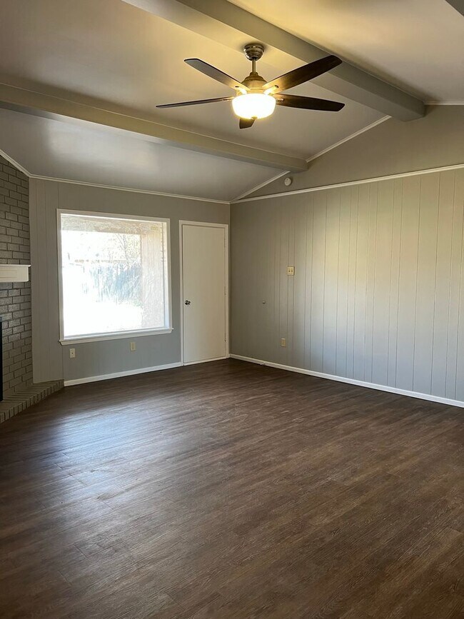 Building Photo - 3/2/2 South West Lubbock