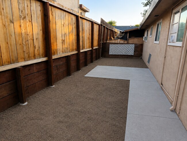 Building Photo - Recently Renovated 2BD/1BA Triplex Unit - Conveniently Located!