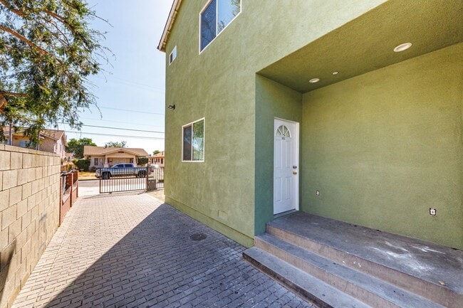 Building Photo - Now Leasing – $3,483 Effective Rent (True ...