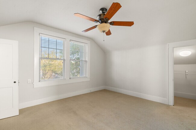 Building Photo - 1234 Beach Dr NE