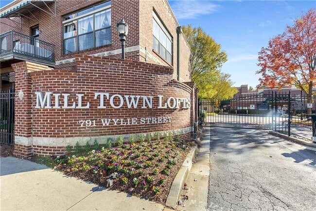 Building Photo - 791 Wylie St SE