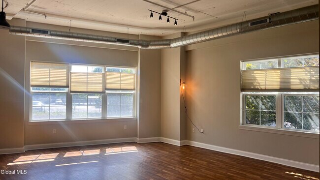 Building Photo - 733 Broadway