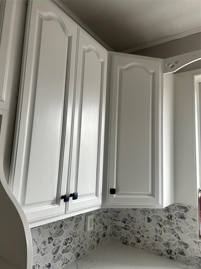 Building Photo - 594 E 38th St