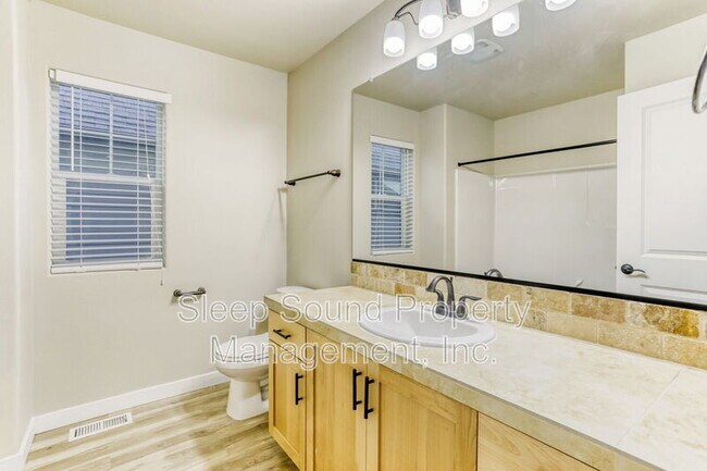 Building Photo - 570 SW 201st Ave