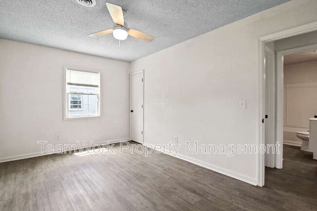 Building Photo - 3027 Azalea Dr