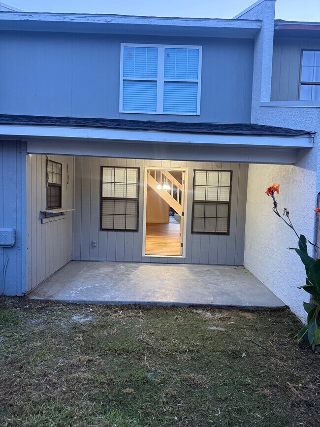 Building Photo - 5769 Dewsbury Ln