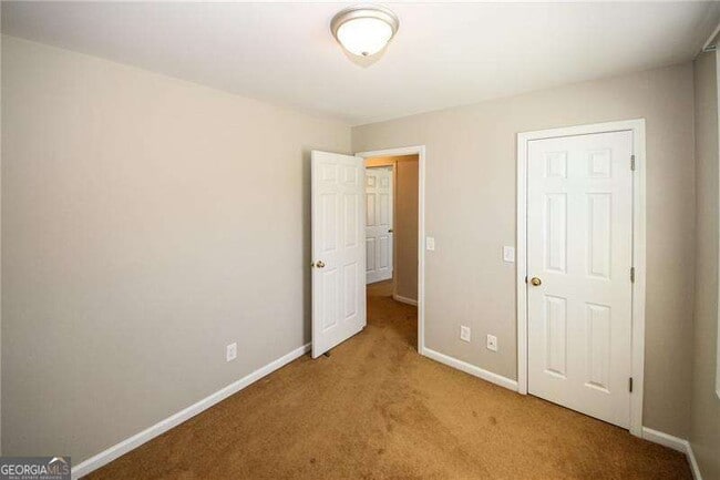 Building Photo - 121 Stoneforest Dr