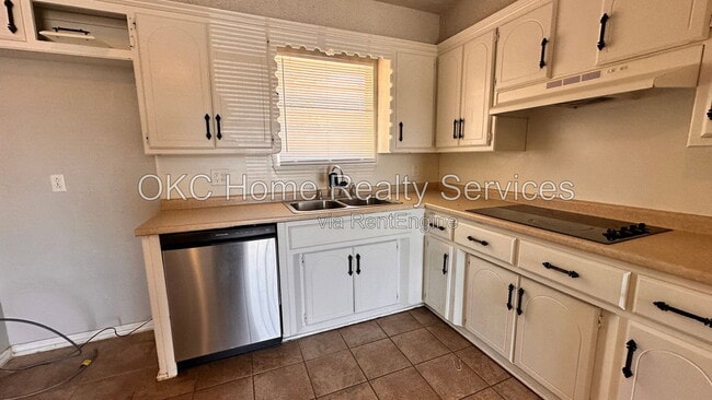 Building Photo - 8417 S Villa Ave