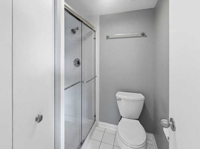 Building Photo - 13616 Royal Ct