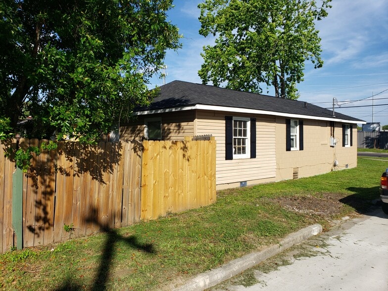 Rear corner view from street - 43 Lissner Ave