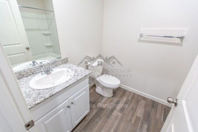 Building Photo - 3510 Mateo Dr