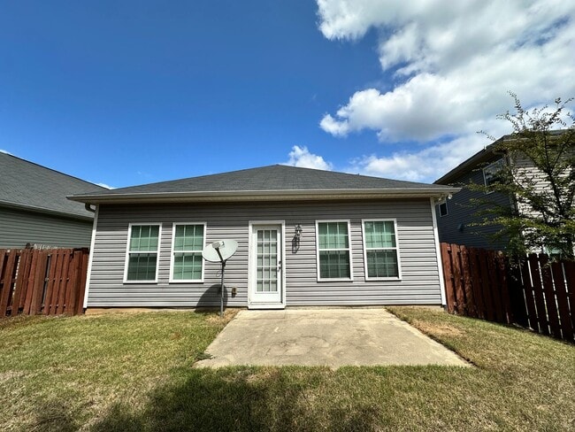 Building Photo - 3 bed/2 bath home with 1-car garage for re...