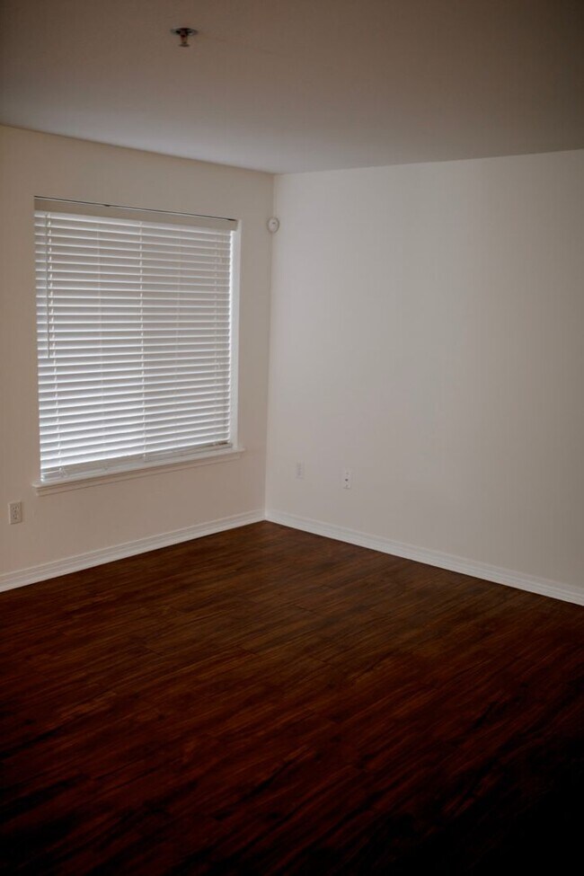 Building Photo - Two Bedroom Two Bathroom Everett Condominium