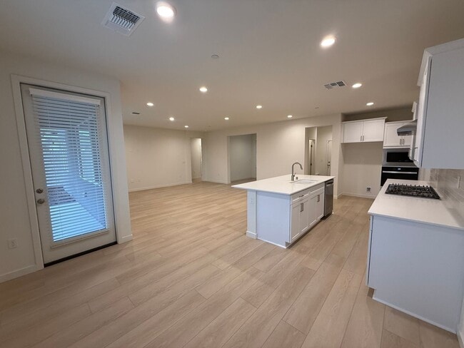 Building Photo - Beautiful New Build!