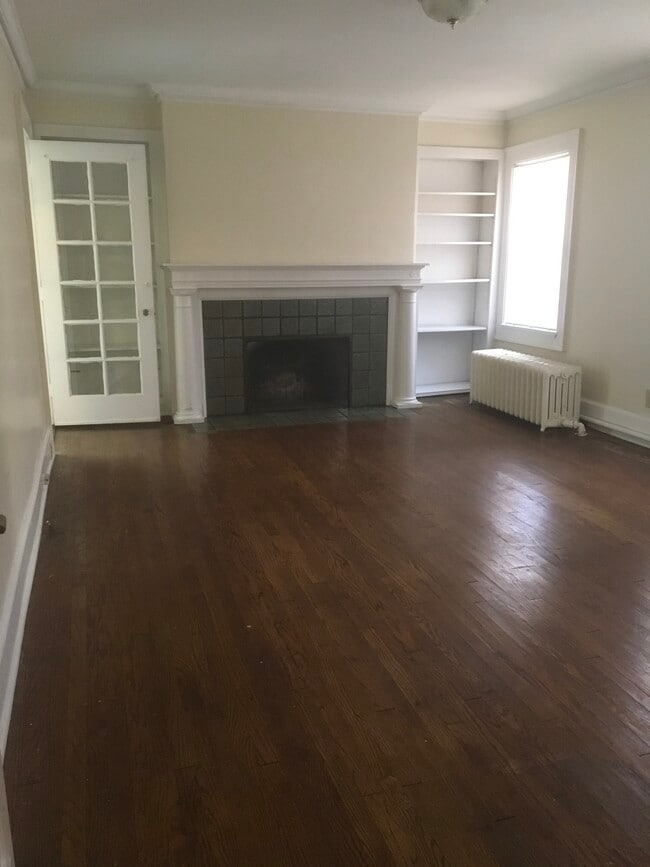 Building Photo - 2407 E Linnwood Ave