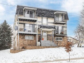 Building Photo - Bright, Stylish Corner 2 Bedroom Unit in an Awesome Location!