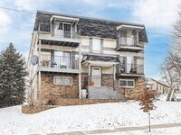 Building Photo - Bright, Stylish Corner 2 Bedroom Unit in an Awesome Location!