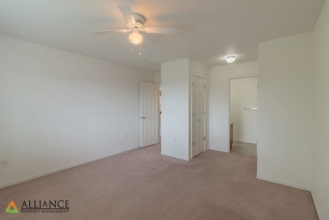 Building Photo - Town Home in West Manhattan!