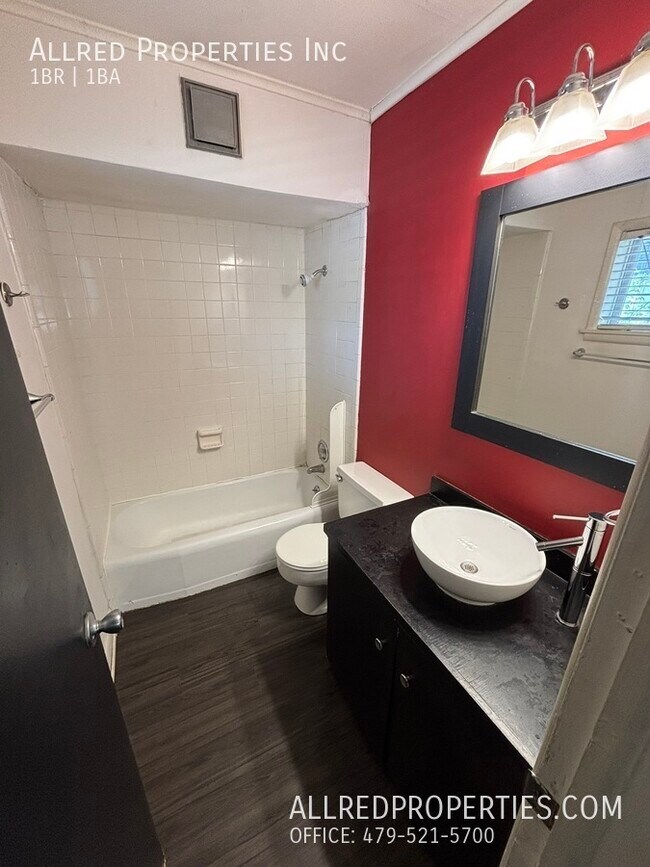 Building Photo - 621 N Leverett Ave