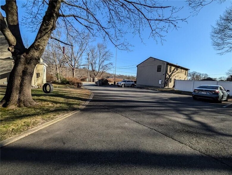 Building Photo - 1423 Manville Rd
