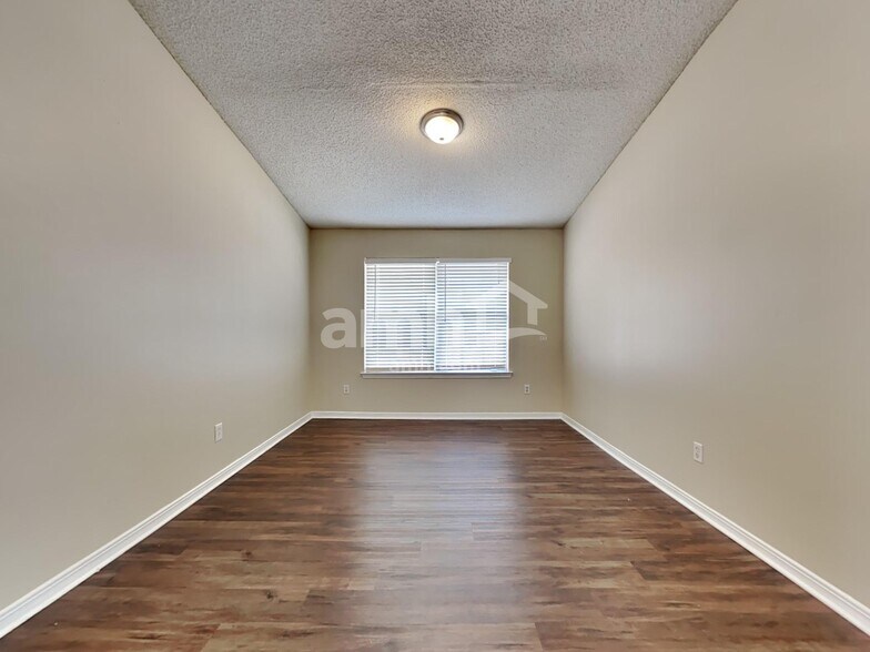 Building Photo - 6291 Ironside Dr N