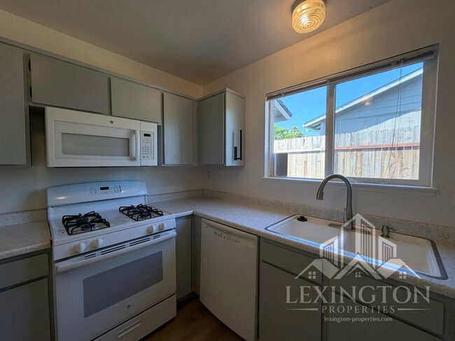 Building Photo - Lovely, 3BD/2BA, Home in Desirable Orangevale Neighborhood, Almond Acres, off Oak Ave. and Hickory!