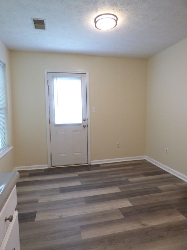 Building Photo - Beautiful Townhouse! All Electric, Washer/...