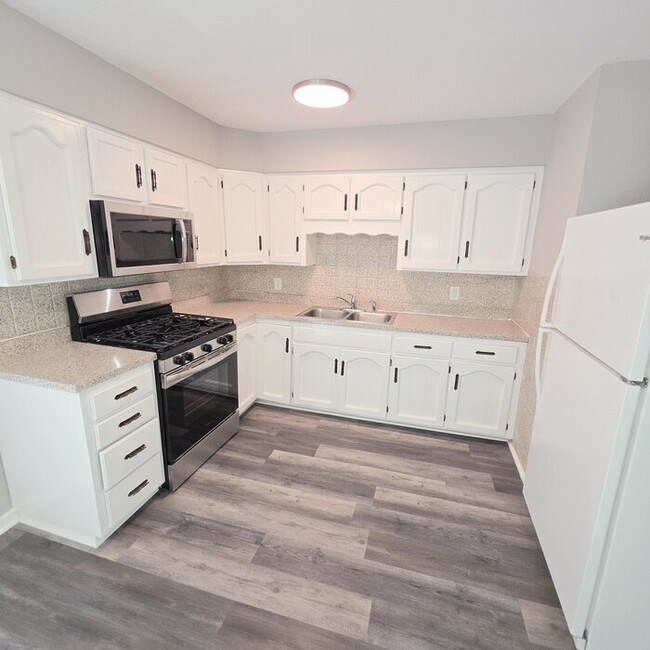 Building Photo - Spacious 4 bedrooms and 1 bath home located on Manchester Ave in Kansas City, MO