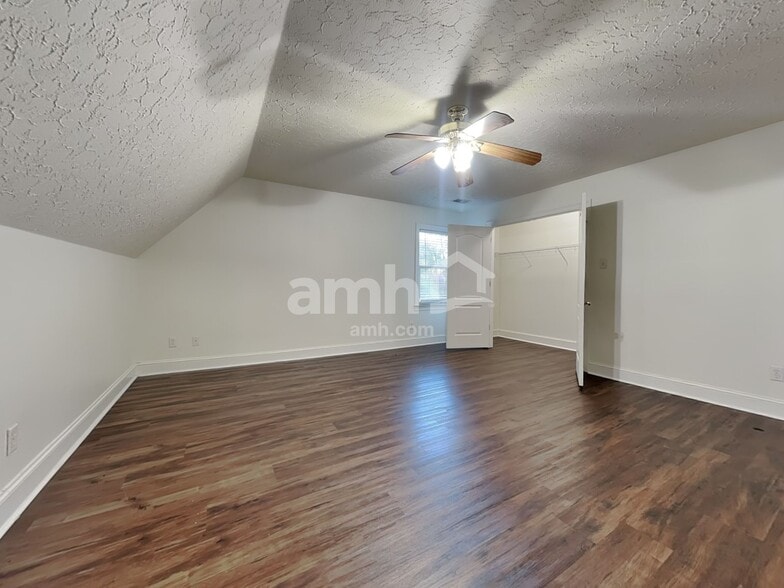 Building Photo - 6207 Chester Cv