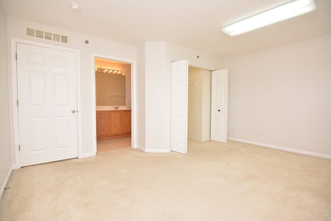 Building Photo - 4756 N Lamon Ave