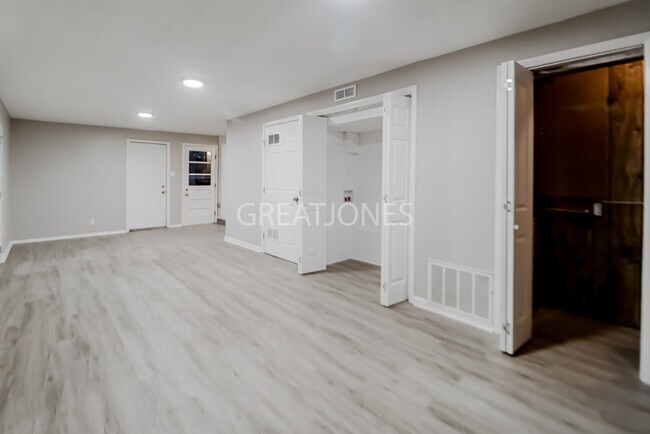 Building Photo - NOW OFFERING 1/2 MONTH FREE WITH SIGNED LE...