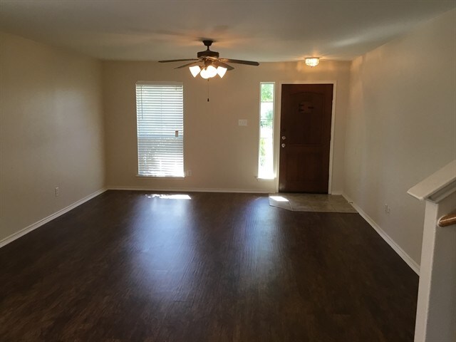Building Photo - 9019 Walnut Springs