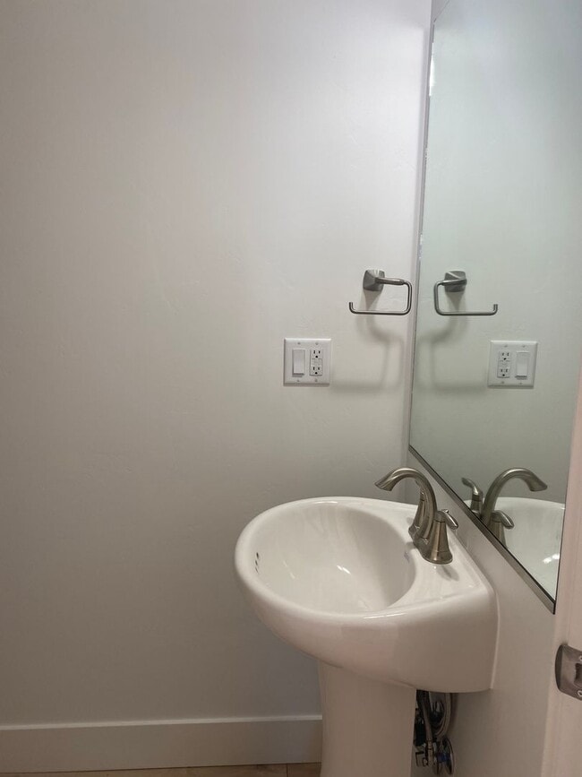 Building Photo - 3 bed 1 additional office space and 2.5 ba...