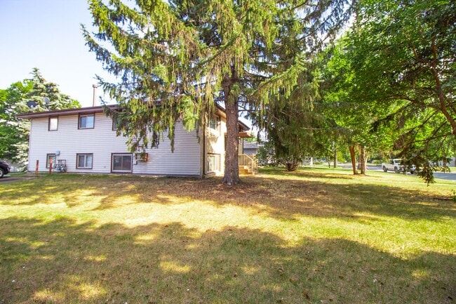 Building Photo - Beautiful updated Main-Level unit in Fabul...