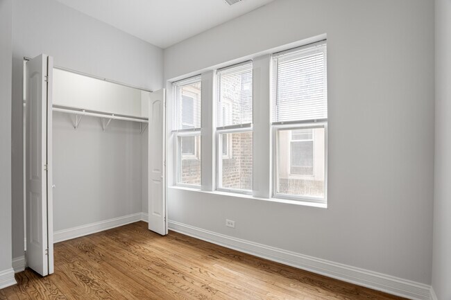 Building Photo - 7324 N Damen Ave