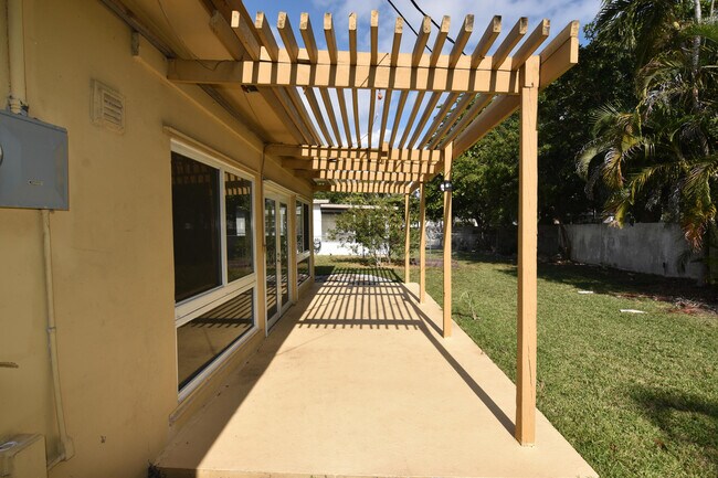 Building Photo - 2260 NE 5th Ave